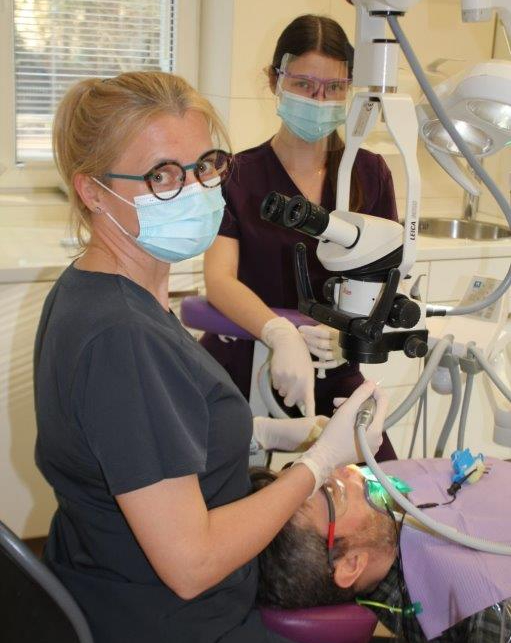 Endodoncja pod mikroskopem – precyzyjne leczenie kanałowe