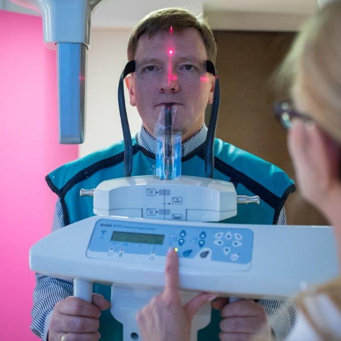 Pacjent podczas wykonywania zdjęcia pantomograficznego zębów