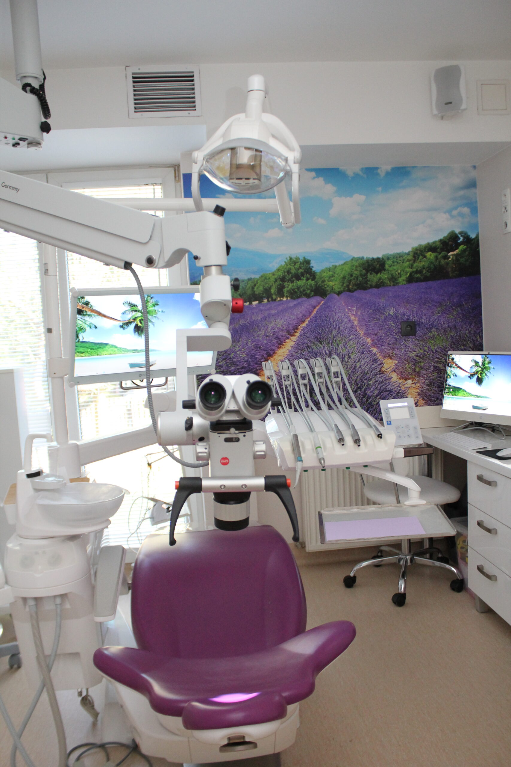 Gabinet zabiegowy DENTART z mikroskopem stomatologicznym i fotelem pacjenta